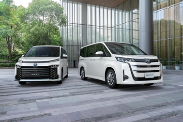 左からヴォクシー HYBRID S-G