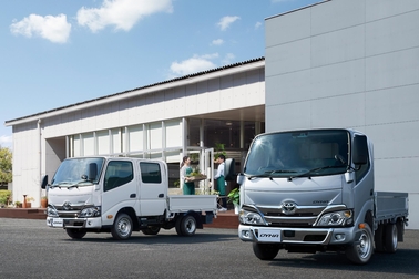 写真左はダブルキャブ・2WD・ジャストロー・木製デッキ・1.0トン積・2.0Lガソリン車