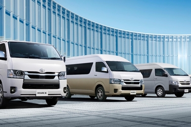 （左）：VAN・2WD・2800ディーゼル・標準ボディ・スーパーGL