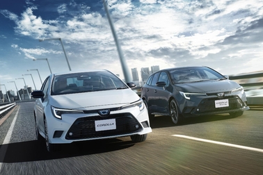 （左）：カローラ 特別仕様車 ACTIVE SPORT（2WD）