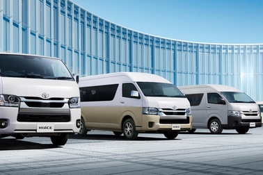 （左）：VAN・2WD・2800ディーゼル・標準ボディ・スーパーGL